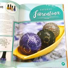 Taller de Mosaiquismo le ofrece la oportunidad de aprender las técnicas básicas de este arte, con proyectos ilustrados con fotos a todo color y explicados paso a paso. A lo largo de esta obra, de carácter práctico y didáctico, usted encontrará temas que abarcan desde el conocimiento de diferentes herramientas y cómo utilizarlas, hasta la aplicación de diversas técnicas sobre diferentes materiales. Rescate sus objetos viejos y espacios sin vida, y transfórmelos en verdaderas obras de arte y color.