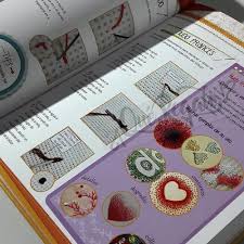 • Completísimo taller para descubrir en profundidad este maravilloso arte. Enseña a realizar diversos puntos, combinar diversas técnicas y cómo aplicarlas sobre diferentes clases de soportes. • Incluye instrucciones paso a paso y detalladas de las técnicas utilizadas para trabajar libremente y concretar con éxito los proyectos presentados. • Contiene útiles consejos en coloridas plaquetas, datos y tips para facilitar la realización de los bordados