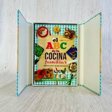 • Una obra útil con recetas fáciles y detalladas paso a paso, con consejos para realizarlas sin tener que ser un experto en la cocina. • Contiene recetas de platos imprescindibles que no pueden faltar en la mesa. Con información básica sobre ingredientes, técnicas de cocina, métodos de cocción y manipulación de alimentos, esta maravillosa obra describe procedimientos y responde dudas básicas de manera clara y sencilla.