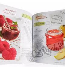 • Delicias caseras que dan un toque personal y saludable a los desayunos, meriendas, platos principales y sobremesas. • Consejos útiles para elaborar y conservar correctamente las preparaciones, garantizando la calidad y seguridad de los productos, además de su envasado.