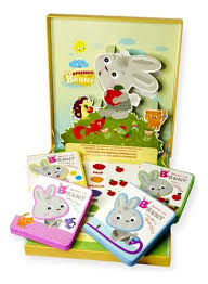 4 tiernos libros protagonizados por el
simpático conejito Bruny, que ayuda a los
papás, abuelos y docentes a estimular a
los más pequeños a aprender la lengua,
comunicarse y desplegar la imaginación.
• Contiene textos breves e incorpora el
uso de onomatopeyas, para jugar con la
musicalidad del lenguaje, aumentar la
expresividad del texto, ensayar los primeros
sonidos y familiarizarse con el vocabulario